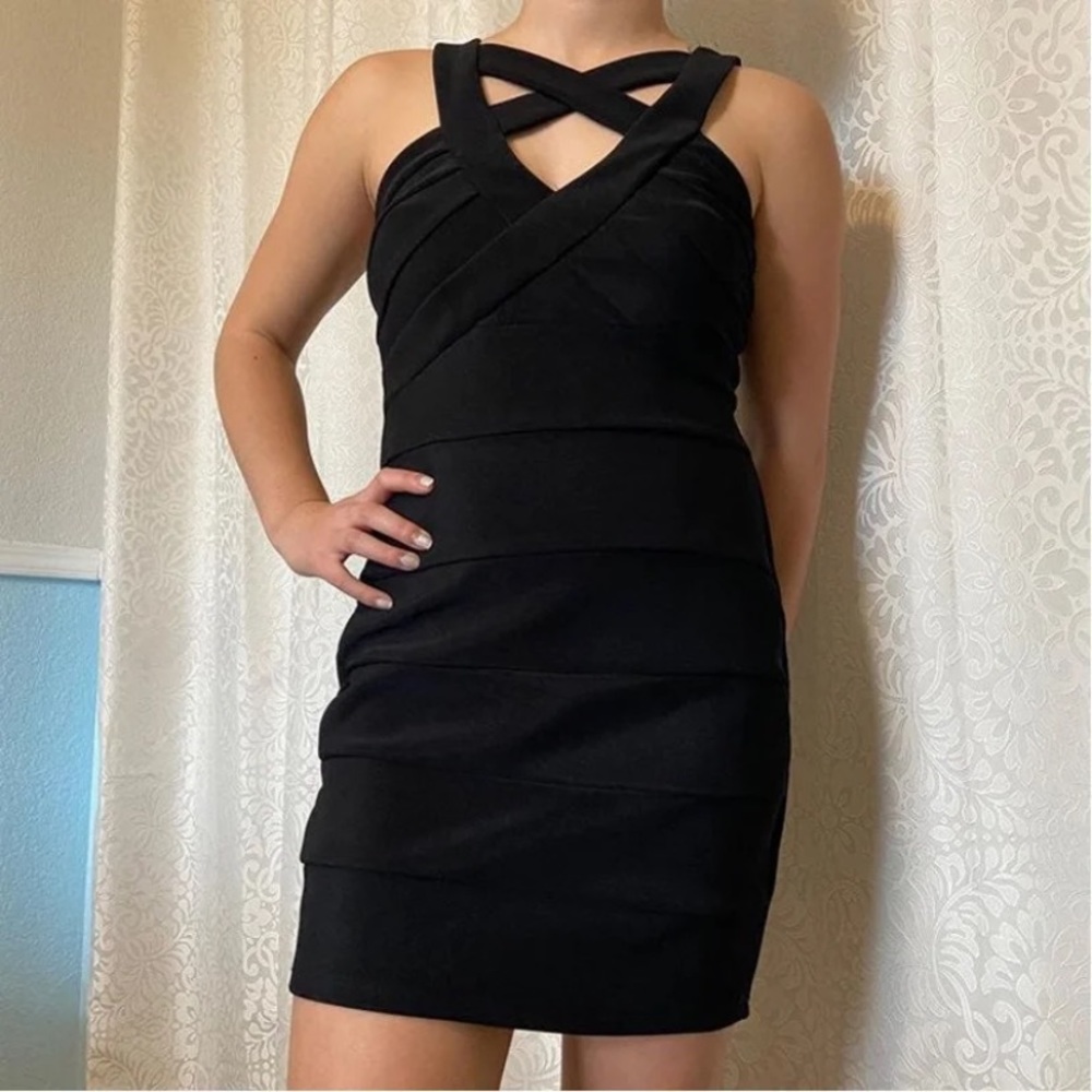 black bodycon dress